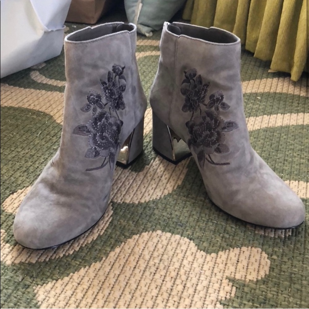 Adorable gray boots size 7